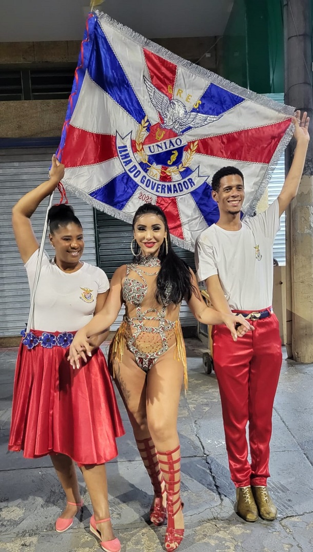 Musa da União da Ilha se emociona em primeiro ensaio no posto