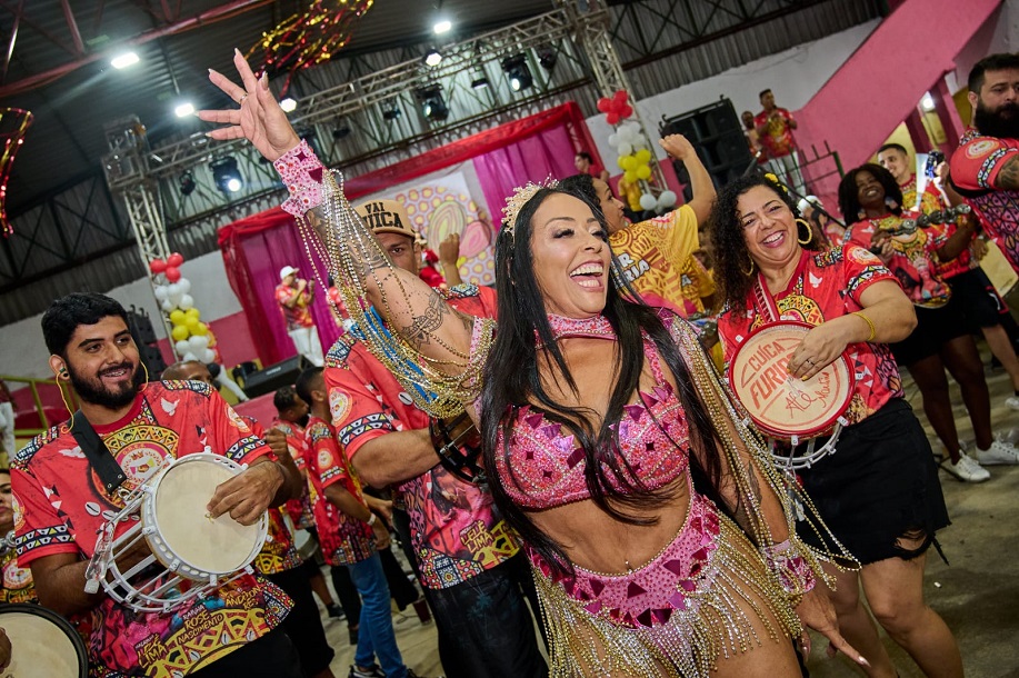 Rainha de bateria da Parque Acari festeja aniversário em evento da escola