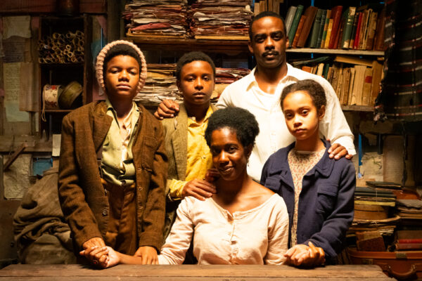 A favelada que virou diva! Carolina Maria de Jesus no Carnaval e no cinema. Veja!