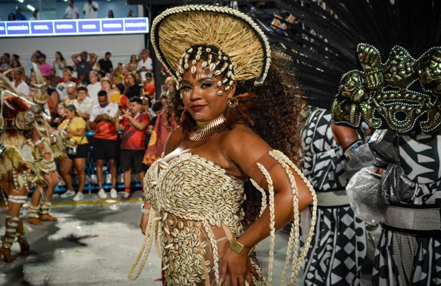 A rainha dos passistas, Kellyn Rosa, continua na União de Maricá para o Carnaval 2027!