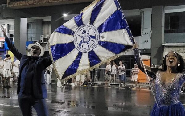 Acadêmicos de Niterói encerra ensaio de rua sob chuva com samba forte