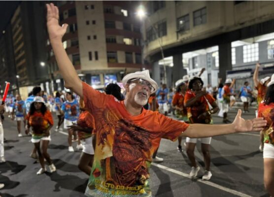 Acadêmicos de Niterói faz ensaio de rua com energia e samba para o Carnaval 2025