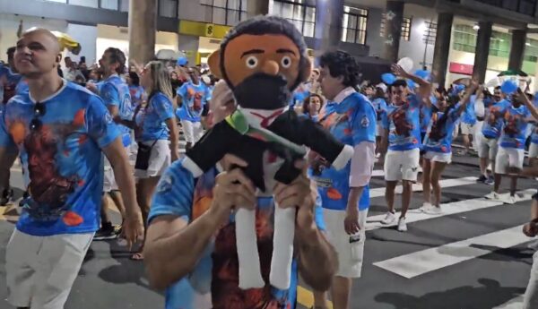 Acadêmicos de Niterói faz ensaio de rua com samba em apoio a Lula