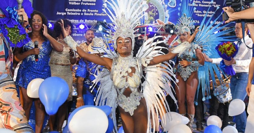 Aos 15 anos, Lorena Raíssa vence concurso para rainha de bateria da Beija-Flor