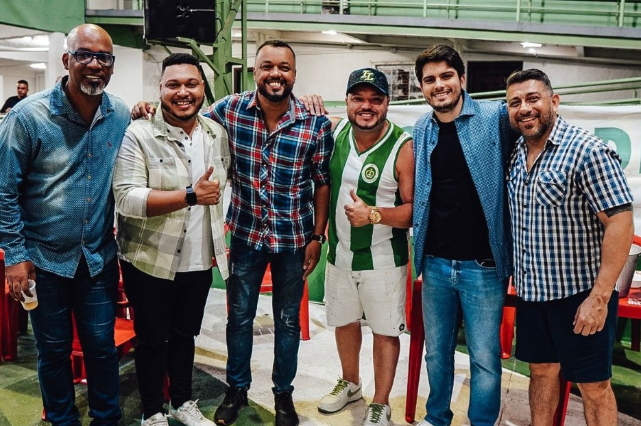 Imperatriz Leopoldinense faz festa para a comunidade um grande Arraiá