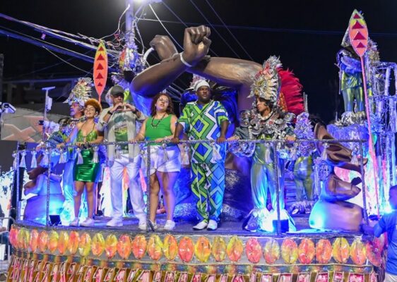 Atraso no desfile do Arrastão prejudica avaliação do Carnaval 2025