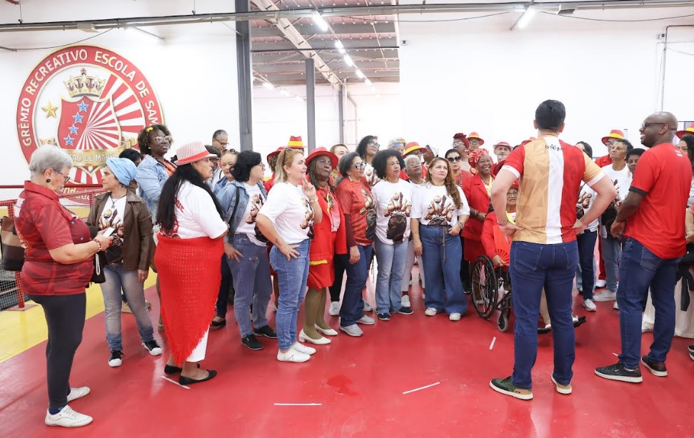 Bastidores do Carnaval 2027: União de Maricá emociona Baianas e Velha Guarda no barracão