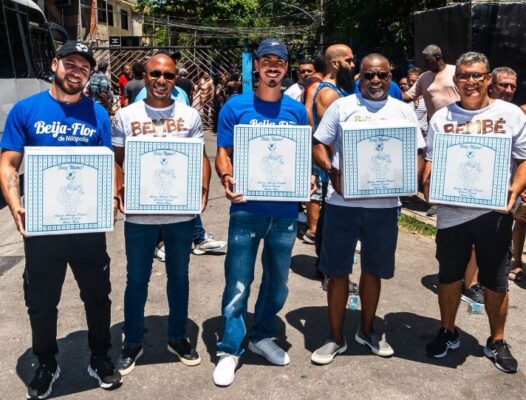 Beija-Flor distribui 3.500 cestas de Natal em Nilópolis com carreata solidária