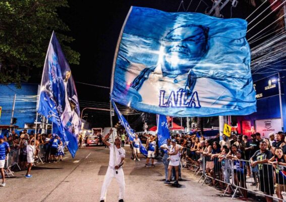 Beija-Flor e Salgueiro se encontram em ensaio de rua em Nilópolis
