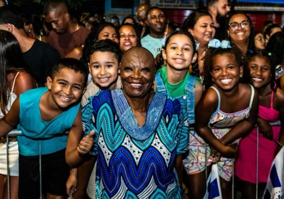 Beija-Flor e Viradouro se encontram em ensaio de rua para o Carnaval 2026