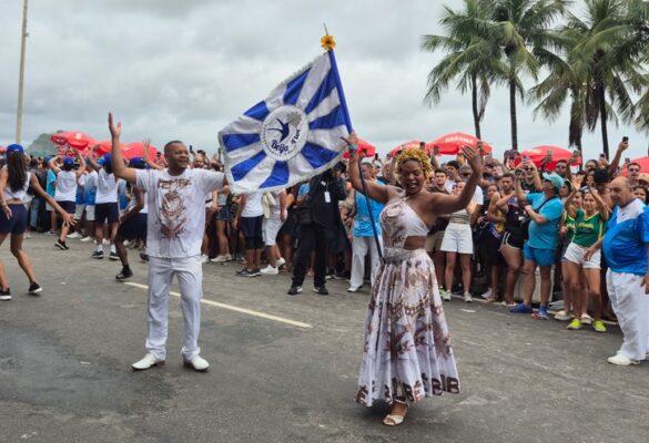 Beija-Flor faz ensaio em Copacabana com foco no enredo Bembé do Mercado