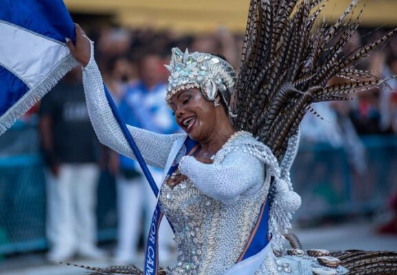 Beija-Flor lança escola mirim e realiza sonho