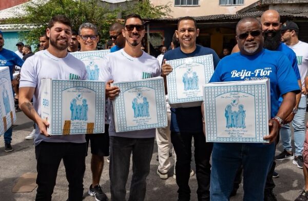confira essa noticia: Beija-Flor leva solidariedade e doces para comunidade em Nilópolis