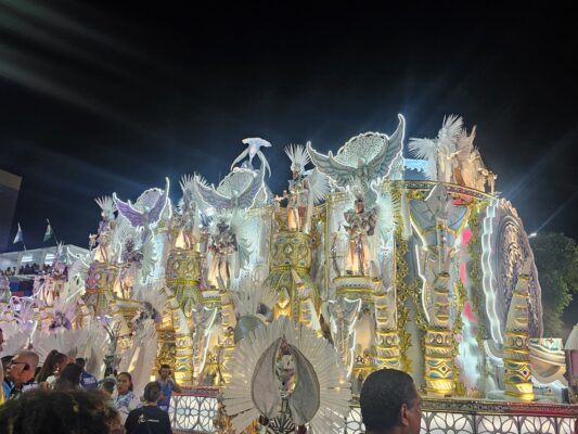Beija-Flor: O silêncio que virou grito de fé e resistência no Carnaval!