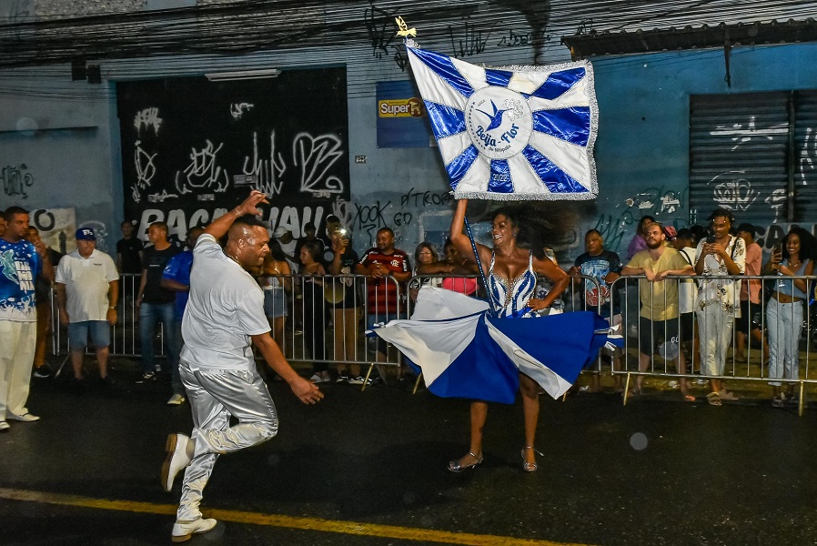 Beija-Flor recebe o Império Serrano para ensaio de rua em Nilópolis