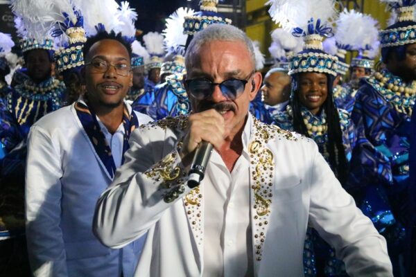 Bomba! Zé Paulo Sierra não é mais cantor da Portela