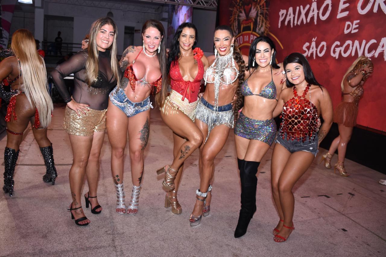 Bruna Surfistinha e Elisa Sanches no Porto da Pedra: ensaio que deu o que falar!