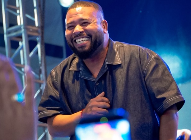 Bruno Ribas de volta à Portela! Cantor assume o microfone e emociona ao falar de Gilsinho.