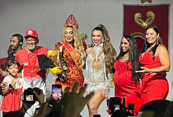 Camila Prins é coroada rainha de bateria da Unidos de Bangu