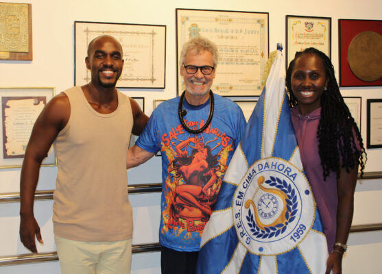 Carlinhos de Jesus abençoa casal da Em Cima da Hora para o desfile!