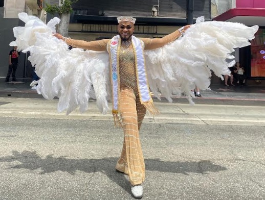 Carlinhos Salgueiro é coroado rei do carnaval em Hollywood