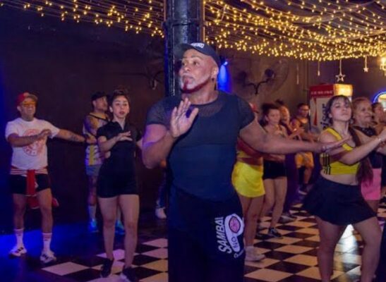 Carlinhos Salgueiro ensina samba na Argentina e brilha em clipe