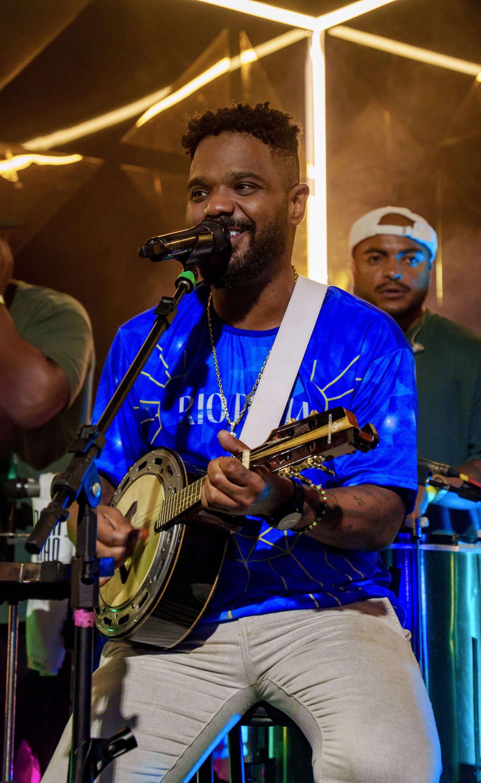 Carnaval 2026: Arlindinho e Thiago Soares agitam o Camarote Rio Praia na Sapucaí!