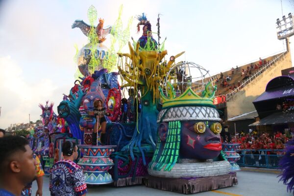Carnaval: Unidos da Ponte Faz a Sapucaí Virar Baile Funk Ancestral!