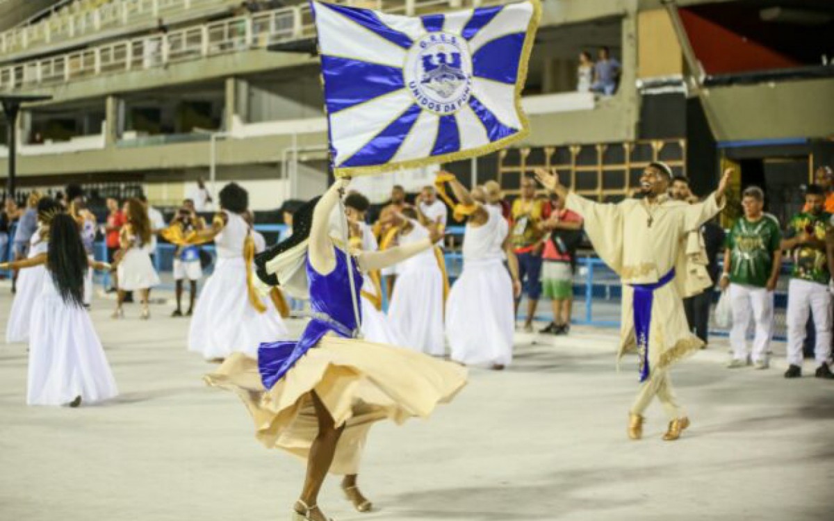 Casal de mestre-sala arrasa em ensaio da Unidos da Ponte!