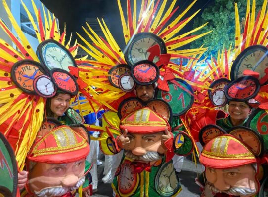 Chega de 6x1! Niterói leva protesto emocionante para a Sapucaí no Carnaval 2026