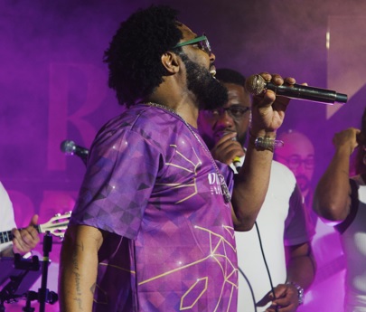 Começou! Xande de Pilares abre o Carnaval 2026 com roda de samba na Sapucaí