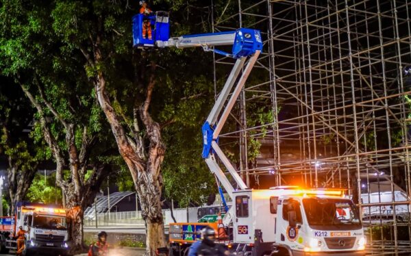 Comlurb faz poda preventiva para carros alegóricos do carnaval