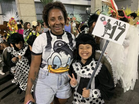Crianças joaninhas do Botafogo Samba Clube encantam na Sapucaí e dão lição de natureza!
