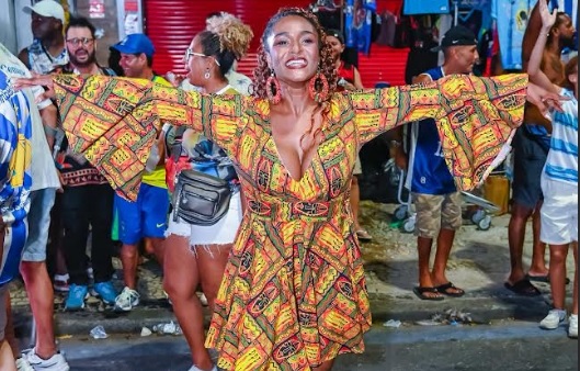 Dandara Oliveira celebra 30 anos de Vila Isabel e inspira novas musas