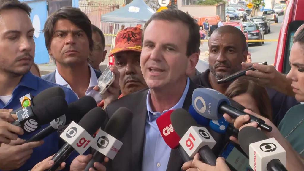 Eduardo Paes visita a confecção que pegou fogo e destrói fantasias do carnaval 2025