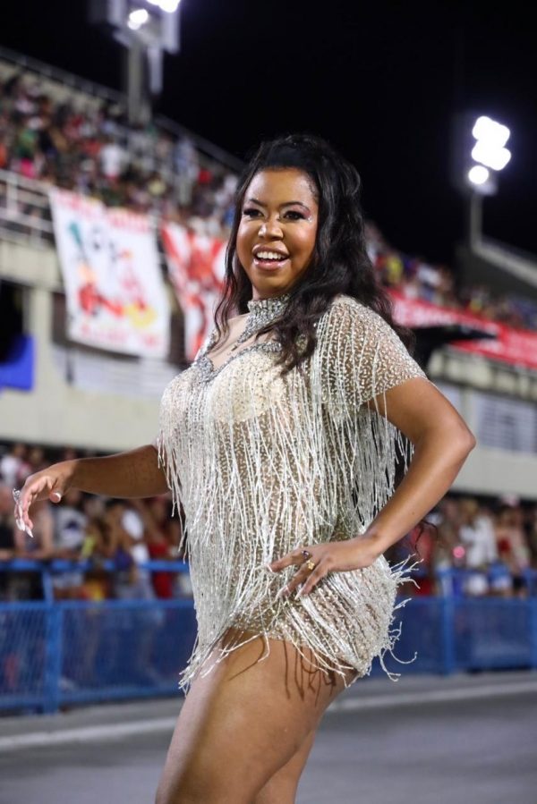 Empresária de 51 anos mostra o poder da mulher madura na Sapucaí