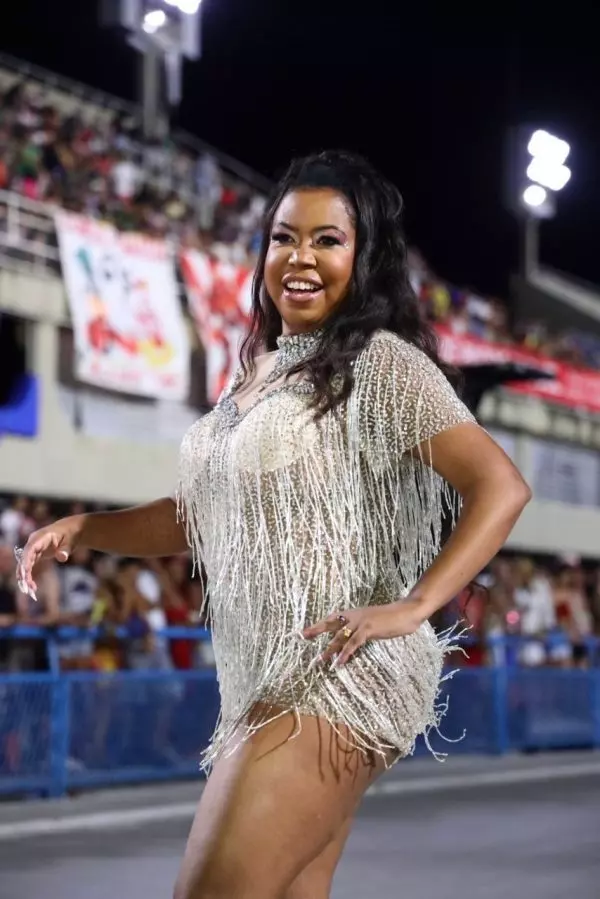 Empresária de 51 Anos Mostra o Poder da Mulher Madura na Sapucaí