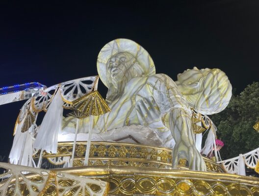 Em Cima da Hora: Pombagira no Carnaval vira manifesto contra intolerância!