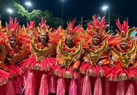 Em Cima da Hora: Pombagiras no Carnaval! Escola desafia o preconceito e empodera!
