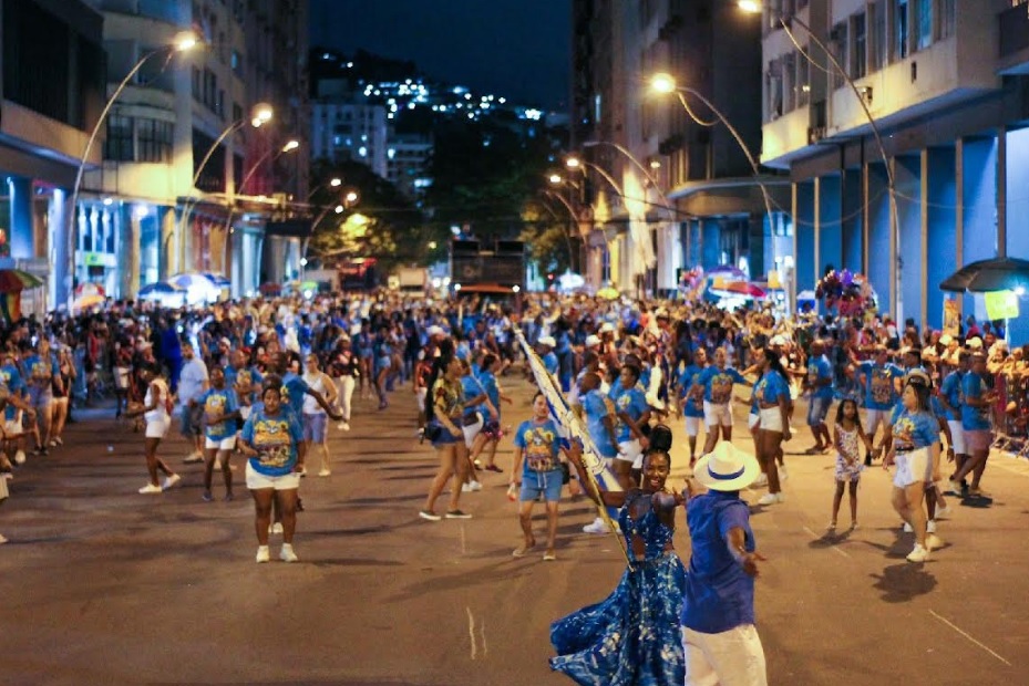 Ensaios de Carnaval em Niterói: Viradouro e Acadêmicos de Niterói agitam a Av. Amaral Peixoto