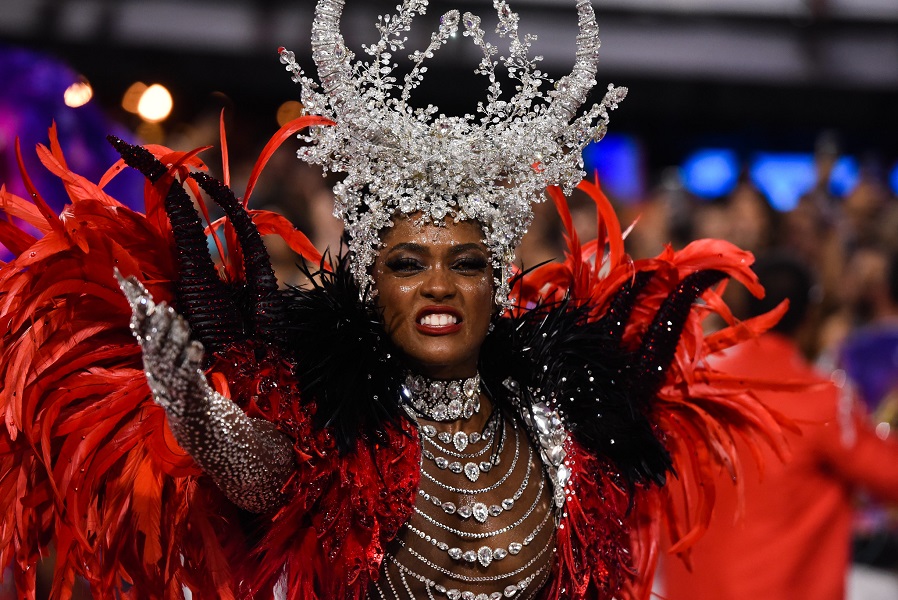 Erika Januza continuará como rainha de bateria da Viradouro