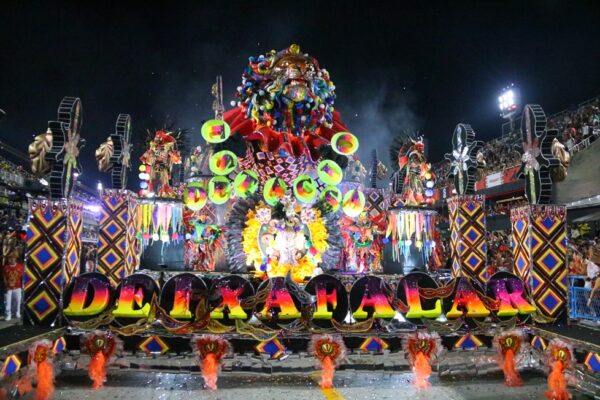 Estácio de Sá: Desfile forte e emocionante na Sapucaí no Carnaval 2024!