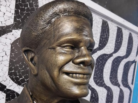 Estátuas de Carlinhos de Jesus e Neguinho da Beija-Flor são inauguradas no Dia do Samba