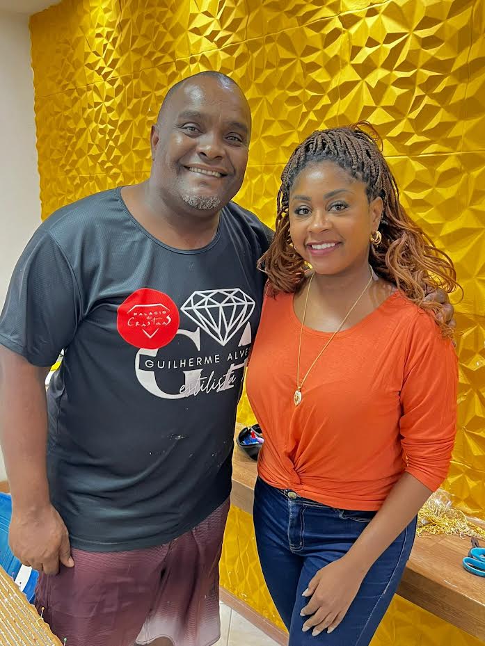 Estilista de celebridades do carnaval inova ao confeccionar vestido de noiva coral