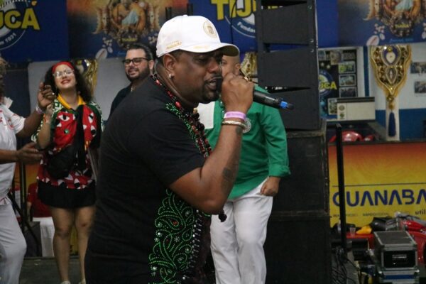 Evandro Malandro, melhor intérprete do carnaval, comemora prêmio
