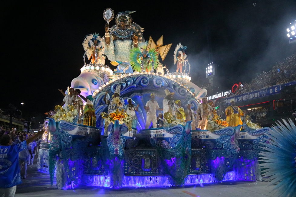 Festa na rua! Beija-Flor celebra vice-campeonato do Carnaval com desfile!