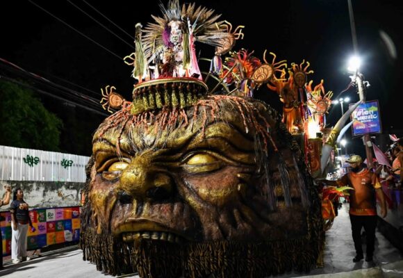 confira essa noticia: Flamanguaça: Comissão de Frente e Fantasias de LUXO roubam a cena no desfile!