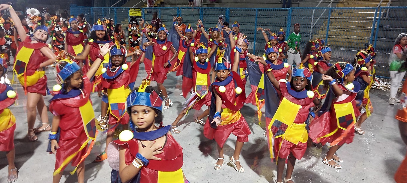 Fofura e talento no desfile das escolas de samba mirins!
