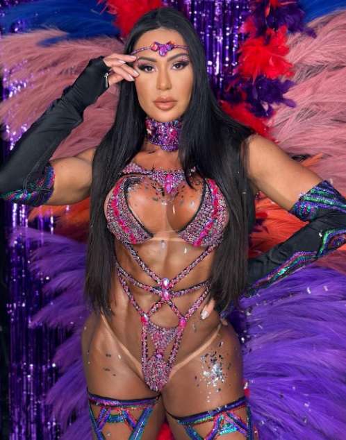 Gracyanne Barbosa é coroada rainha da União da Ilha