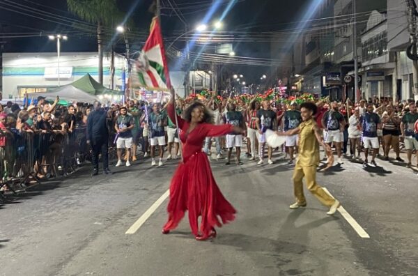 Grande Rio ensaia com comunidade e mostra força para o Carnaval 2026